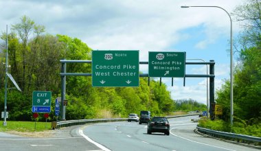 Wilmington, Delaware, ABD - 27 Nisan 2025 Otoyol 202 Kuzey ve Güney yoluna ayrılıyor..