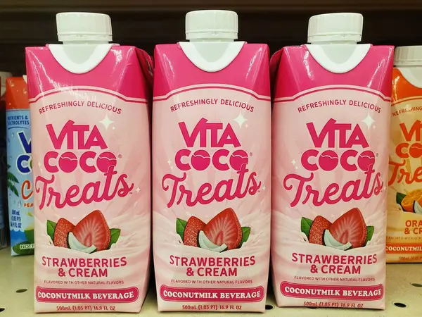 Wilmington, Delaware, ABD - 21 Nisan 2025 Vita Coco Muamelesi 'nin pembe karton çilek ve kremalı hindistan cevizi sütü