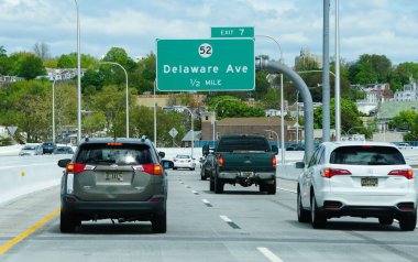 Wilmington, Delaware, ABD - 27 Nisan 2025 - 52. Cadde 'deki Delaware Bulvarı' na doğru trafik ve 7..