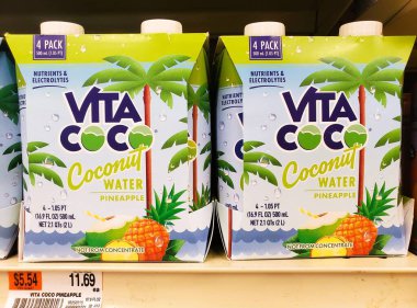 Wilmington, Delaware, ABD - 21 Nisan 2025 Raflarda dört paket Vita Coco Ananas Suyu