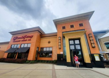 Christiana, Delaware, ABD - 26 Nisan 2025 - The Cheesecake Factory restoranının dış görünüş ve ön girişi.