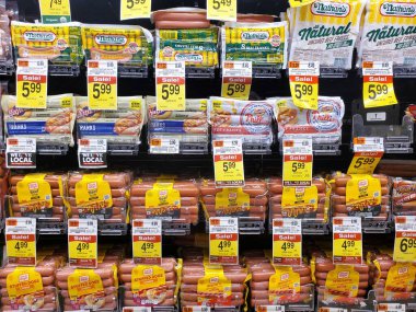 Wilmington, Delaware, ABD - 30 Nisan 2025 Market hot dog reyonu, çeşitli marka ve tiplerle dolu, cazip satış fiyatları sergiliyor.