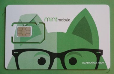 Wilmington, Delaware, ABD - 3 Mayıs 2025 - Nane Mobil SIM kartı, siyah gözlüklü yeşil tilki tasarımı