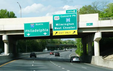 Wilmington, Delaware, ABD - 3 Mayıs 2025 - 95 nolu otoyoldaki otoyol işaretleri Philadelphia 'ya giden yolu, 202 nolu yol ise Wilmington, Batı Chester ve Concord Pike' a giden yolu gösteriyor..
