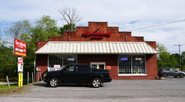 Cochranville, Pennsylvania, ABD - 7 Mayıs 2025 Chester Puro İdaresi 'nin sokak manzarası çeşitli buhar ürünleri sunuyor.