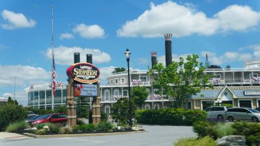 Lancaster, Pennsylvania, ABD - 7 Mayıs 2025 Fulton Steamboat Inn 'in girişi, eşsiz mimari tasarımı sergilenmektedir..