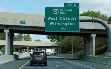Wilmington, Delaware, ABD - 27 Nisan 2025 - I-95 otobanında Concord Pike ve West Chester 'a giden 202 no' lu otoyol işaretleri