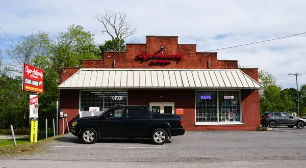 Cochranville, Pennsylvania, ABD - 7 Mayıs 2025 Chester Puro İdaresi 'nin sokak manzarası çeşitli buhar ürünleri sunuyor.