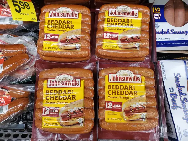 Wilmington, Delaware, ABD - 30 Nisan 2025 - Cheddar 'lı Johnsonville Beddar paketleri marketin soğuk koridorunda tütsülenmiş sosis paketi