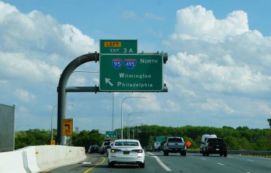 Newport, Delaware, ABD - 5 Mayıs 2025 - 141 no 'lu otobanda 3A çıkışı trafiği kuzeye, I-95 ve I-495 yolunda Wilmington ve Philadelphia' ya yönlendiriyor.
