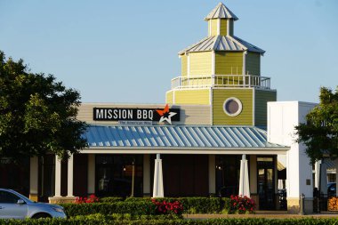 Rehoboth Beach, Delaware, U.S.A. - 17 Mayıs 2025 - Mission BBQ restoranı, çekici açık yeşil ve açık bej rengi dış görünüşüyle Tanger Outlet 'te göze çarpar.