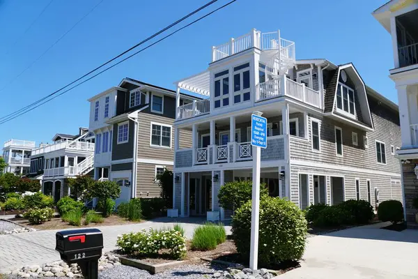 Bethany Beach, Delaware, ABD - 17 Mayıs 2025 Bu büyüleyici sahil mahallesinde deniz zarafeti modern tasarımı karşılar.