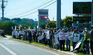 Rehoboth Beach, Delaware, ABD - 24 Mayıs 2025 - çeşitli protestocular 1. Yol boyunca çeşitli siyasi mesajlarla yol kenarına dizildiler.