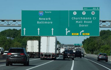 Newark, Delaware, ABD - 21 Mayıs 2025 - I-95 Güney 'de Newark ve Baltimore' a doğru giden trafik ve Churchmans Kavşağı, AVM Yolu ve Dover çıkışları.