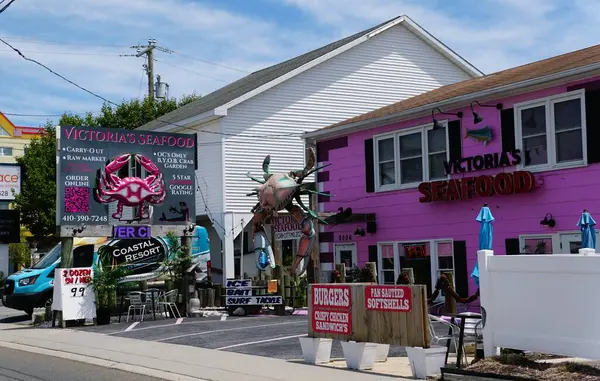 Okyanus Şehri, Maryland, ABD - 21 Mayıs 2025 - Victoria 's Seafood, büyük yengeç tabelasıyla, taşınabilir, ham pazar ve çevrimiçi sipariş sunar