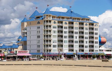 Okyanus Şehri, Maryland, ABD - 21 Mayıs 2025 Belmont Kuleleri, lüks bir okyanus manzaralı apartman dairesi,