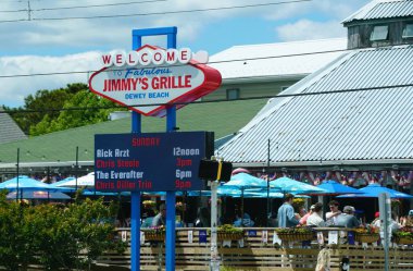 Dewey Beach, Delaware, ABD - 23 Mayıs 2025 Jimmy 's Grille' de canlı bir açık hava verandası,.
