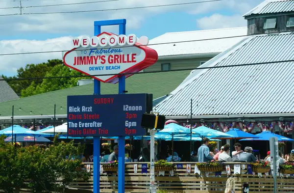 Dewey Beach, Delaware, ABD - 23 Mayıs 2025 Jimmy 's Grille' de canlı bir açık hava verandası,.
