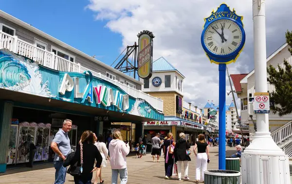 Ocean City, Maryland, ABD - 23 Mayıs 2025 Playland ve Ocean City saat kulesinin önündeki renkli cadde