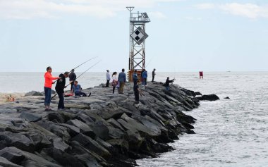Okyanus Şehri, Maryland, ABD - 23 Mayıs 2025 Balıkçılar kayalık körfezde şansını deniyor.