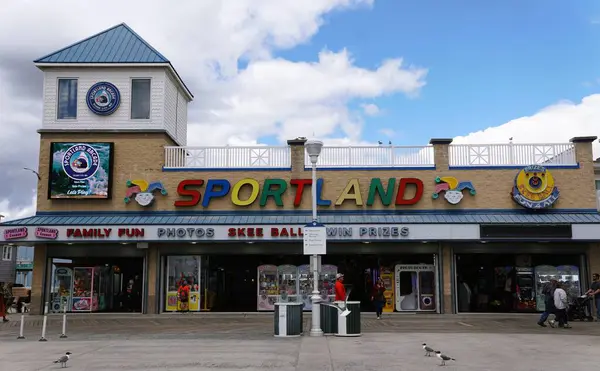 Okyanus Şehri, Maryland, ABD - 23 Mayıs 2025 Sportland 'ın renkli dış mekanı, deniz kıyısında popüler bir eğlence merkezi.