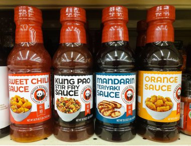 Wilmington, Delaware, ABD - 31 Mayıs 2025 - canlı bir dizi Panda Express sosu, tatlı biber, kung pao kızartması, Mandarin teriyaki ve portakal sosu sergileniyor.