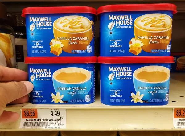 Wilmington, Delaware, ABD - 31 Mayıs 2025 - Rafta iki çeşit Maxwell House kafe tarzı içecek karışımı, Vanilla Caramel Latte ve French Vanilla Cafe sergilenmektedir..