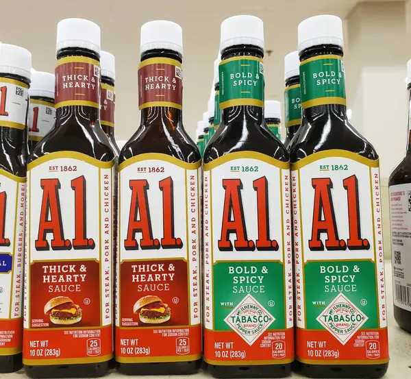 Wilmington, Delaware, ABD - 31 Mayıs 2025 - A1 Kalın ve Kalın, Kalın ve Baharatlı soslar, düzgünce bir rafa dizilmiş.