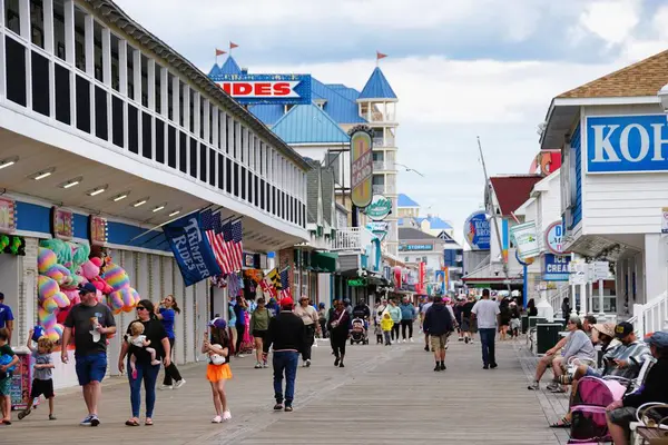 Okyanus Şehri, Maryland, ABD - 23 Mayıs 2025 Güneşli bir günde ziyaretçi ve tedarikçilerle dolu popüler tahta yol