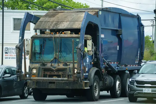 Ocean City, Maryland, ABD - 23 Mayıs 2025 - 339 numaralı belediye çöp kamyonu, şehir trafiğine yön veriyor.