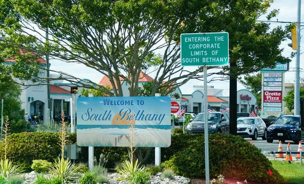 Bethany Beach, Delaware, ABD - 23 Mayıs 2025 - Güney Bethany 'ye giriş imzası, arka planda çeşitli işletmeler ve trafik görülebilir.