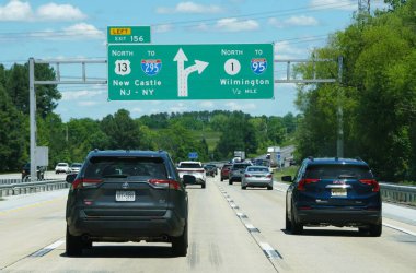 Middletown, Delaware, ABD - 31 Mayıs 2025 - 13. karayolu, 295 nolu otoban ve 95 nolu otoban kavşağında New Castle, Wilmington, New Jersey ve New York 'a doğru trafik