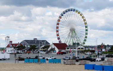 Okyanus Şehri, Maryland, ABD - 23 Mayıs 2025 Boardwalk 'ta renkli gondolları, binaları ve işletmeleri olan dönme dolap