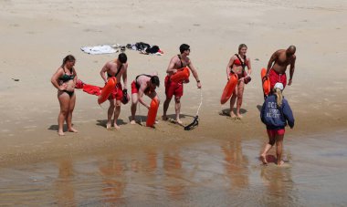 Ocean City, Maryland, ABD - 23 Mayıs 2025 Kıyıdaki günlük eğitimlerinde bir grup cankurtaran