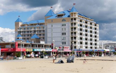 Okyanus Şehri, Maryland, ABD - 23 Mayıs 2025 Belmont Kuleleri 'nin mavi çatıları, deniz kıyısında çeşitli dükkanları olan lüks bir apartman dairesi.