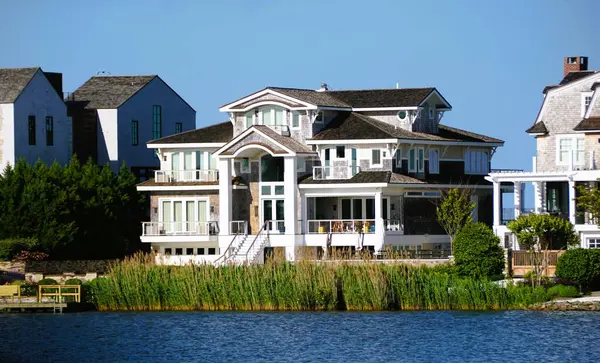 Rehoboth Sahili, Delaware, ABD - 1 Haziran 2025 Silver Lake 'deki yemyeşil bir deniz evi.