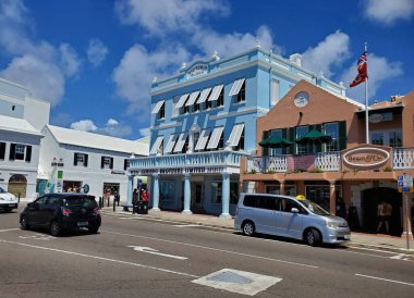 Hamilton, Bermuda - 11 Haziran 2025 - Güneşli bir günde canlı Front Caddesi, renkli binalar ve hareketli bir atmosfer.