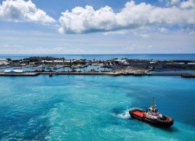 Hamilton, Bermuda - 11 Haziran 2025 Kraliyet Donanma Tersanesi 'nin sakin sularında bir römorkör geziniyor..
