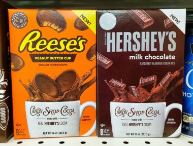 Wilmington, Delaware, ABD - 16 Haziran 2025 - İki popüler sıcak çikolata karışımı, Reese 's Peanut Butter Cup ve Hershey' s Milk Chocolate, yan yana sergileniyor.