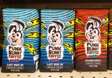 Wilmington, Delaware, ABD - 16 Haziran 2025 - Canlı Punk Bunny Coffee paketleri, 'Last Ride In' ve 'Sound Check' çeşitleri sergileniyor.