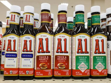Wilmington, Delaware, ABD - 26 Haziran 2025 - A1 sosları, orijinal, kalın ve sağlıklı, cesur ve baharatlı, süpermarket raflarında sergileniyor.