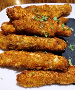 Mükemmel kızarmış turşularla dolu, yenmeye hazır bir tabak..