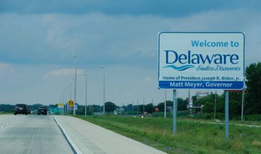 Middletown, Delaware, ABD - 30 Haziran 2025 - Bir Delaware karşılama tabelası Rt 301 otoyolunda duruyor, sonsuz keşifler vaat ediyor..