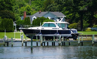 St Michaels, Maryland, ABD - 30 Haziran 2025 - Pürüzsüz, koyu mavi bir gemi, körfezde bir tekne gezisinde dinleniyor.