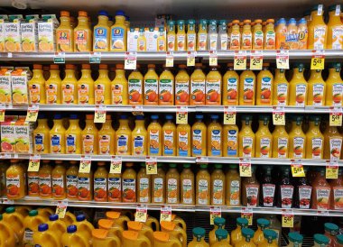 Wilmington, Delaware, ABD - 8 Temmuz 2025 - canlı bir portakal suyu gösterisi, çeşitli marka ve boyutlarda.