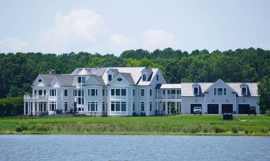 St. Michaels, Maryland, ABD - 30 Haziran 2025 - Körfez kenarındaki lüks malikane, klasik mimari ve modern tasarımın bir karışımını sergiliyor..