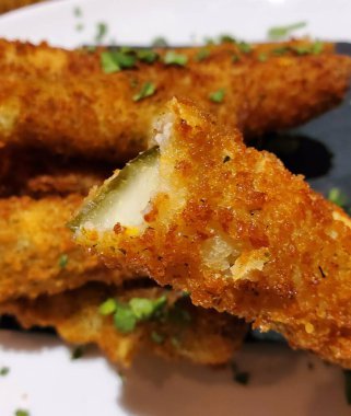 Mükemmel kızartılmış ve çıtır çıtır altın turşu.