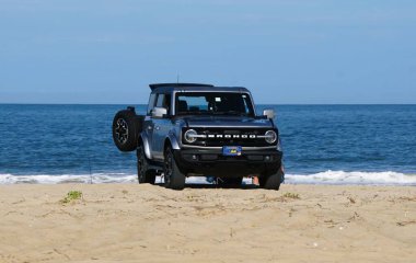 Lewes, Delaware, ABD - 12 Temmuz 2025 Sıcak bir yaz gününde plaja park etmiş gümüş renkli bir Ford Bronco