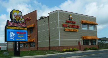 Lewes, Delaware, ABD - 12 Temmuz 2025 Nicola Pizza 'nın bir parçası olan Nic-Center Ziyafet Odası, canlı bir işaretle açıkça görülüyor.