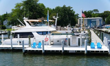 St Michaels, Maryland, ABD - 29 Haziran 2025 - Marinada güneşli bir gün, lüks tekneler ve Higgins Yard.